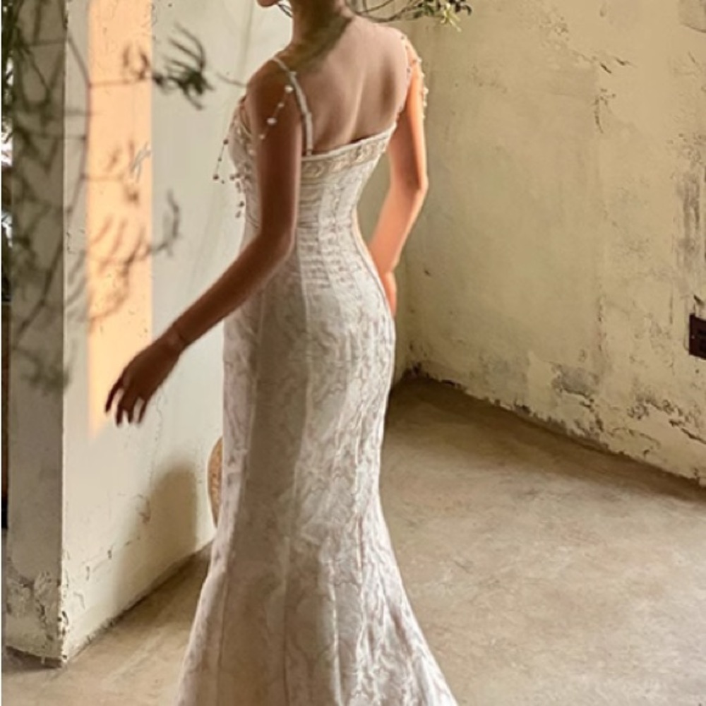 Elegant Cream Midi Wedding Dress - Picture 4 of 8